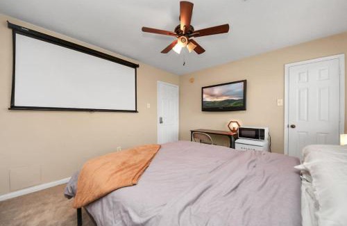 Barker Casa | Queen BR.Projector, Hi-Speed Wi-Fi, Patio