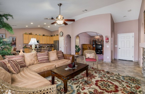 Castlegate Casa | Queen Creek Pool Home! ¡Super vecindario cerca del mercado! ¡Estancia mínima de 30 noches!