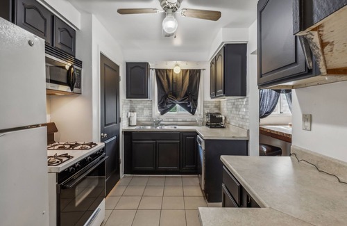 Inkster Casa | Queen G2 Mansion (3-Bedroom Home) - Pets Allowed by RedAwning