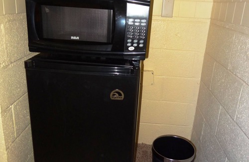 Mount Ida Apartamento | Queen Guest Room located at the Joplin Inn at the entrance to Mountain Harbor,, just 2 1/2 miles from Lake Ouachita. by RedAwning
