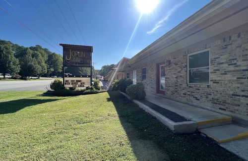 Mount Ida Apartamento | Queen Guest Room located at the Joplin Inn at the entrance to Mountain Harbor,, just 2 1/2 miles from Lake Ouachita. by RedAwning