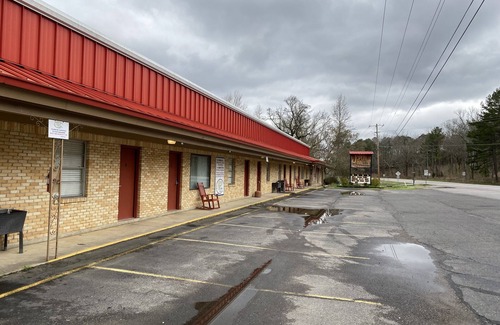 Mount Ida Apartamento | Queen Guest Room located at the Joplin Inn at the entrance to Mountain Harbor,, just 2 1/2 miles from Lake Ouachita. by RedAwning