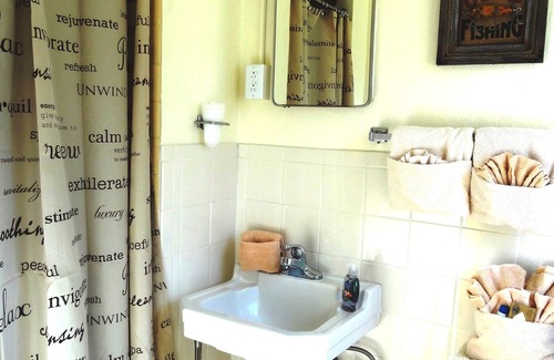 Mount Ida Apartamento | Queen Guest Room located at the Joplin Inn at the entrance to Mountain Harbor,, just 2 1/2 miles from Lake Ouachita. by RedAwning