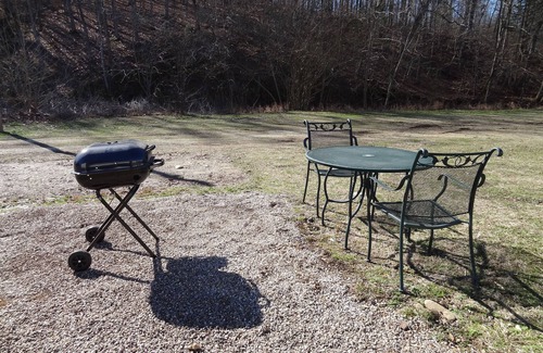 Mount Ida Apartamento | Queen Guest Room located at the Joplin Inn at the entrance to Mountain Harbor, , just 2 1/2 miles from Lake Ouachita. by RedAwning