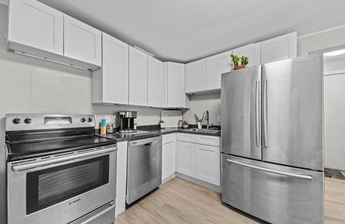 Greensboro Apartamento | Queen Loft .5 Mile Downtown - HS Internet 55 in TV