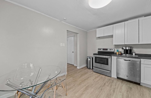 Greensboro Apartamento | Queen Loft .5 Mile Downtown - HS Internet 55 in TV