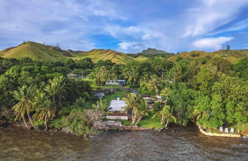 Merizo Casa | Queen Malesso Houseboat