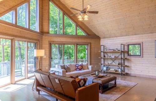 West Jefferson Casa | Queen Ridge Cabin