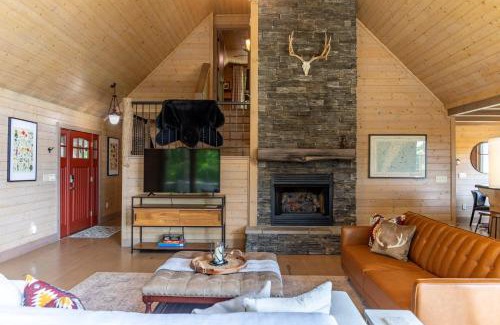 West Jefferson Casa | Queen Ridge Cabin