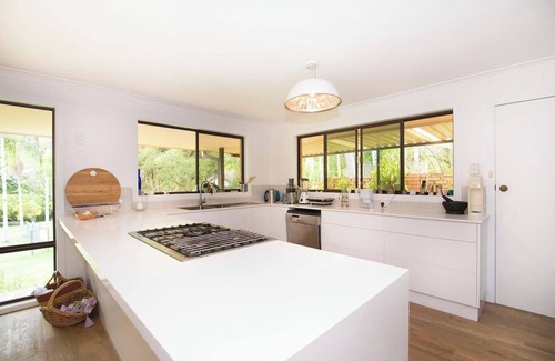 Mullumbimby Cama Y Desayuno | Queen room in charming 4-bedroom B&B with WiFi and some AC in fab Mullumbimby