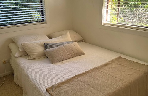 Mullumbimby Cama Y Desayuno | Queen room in charming 4-bedroom B&B with WiFi and some AC in fab Mullumbimby