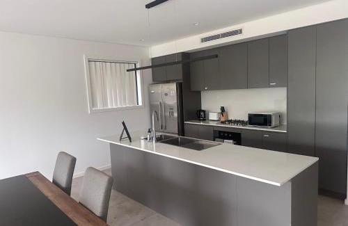 Guildford West Casa | Queen Room in Modern, Guildford House - OR7