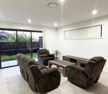 Guildford West Casa | Queen Room in Modern, Guildford House - OR7