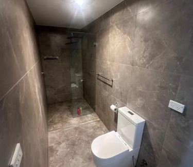 Guildford West Casa | Queen Room in Modern, Guildford House - OR7