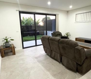 Guildford West Casa | Queen Room in Modern, Guildford House - OR7