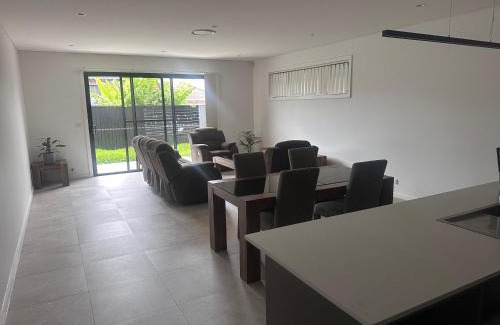 Guildford Casa | Queen Room in Modern House with Attached Bathroom - OR5