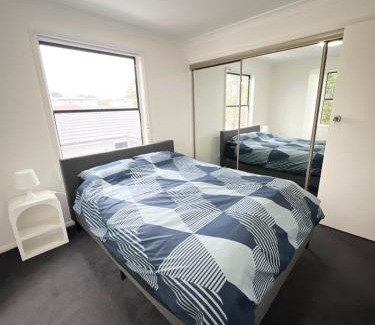 South Wentworthville Casa | Queen Room in Two Story House with Swimming Pool - SW3
