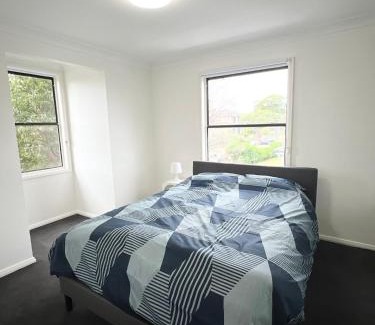 South Wentworthville Casa | Queen Room in Two Story House with Swimming Pool - SW3