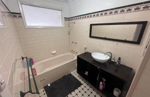 South Wentworthville Casa | Queen Room in Two Story House with Swimming Pool - SW3