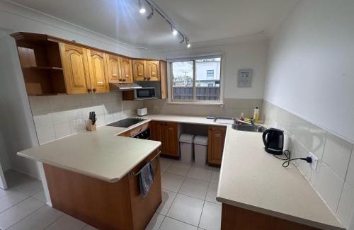 South Wentworthville Casa | Queen Room in Two Story House with Swimming Pool - SW3