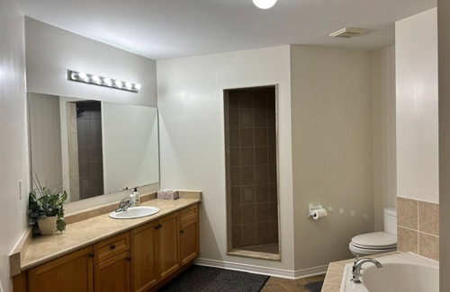 Brampton Casa | Queen Room near Toronto Pearson Airport