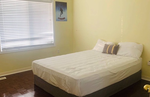 Brampton Casa | Queen Room near Toronto Pearson Airport
