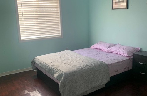 Brampton Casa | Queen Room near Toronto Pearson Airport