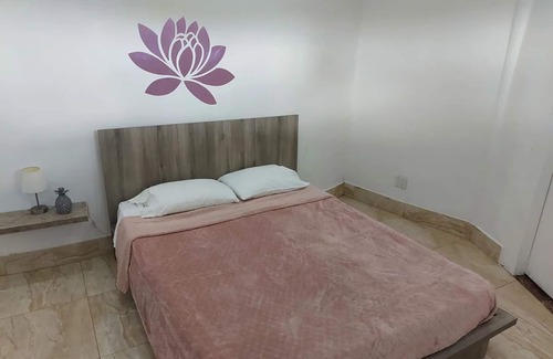 Campana Cama Y Desayuno | Queen Room3 at Vida Lotus Retreat & Spa, Limon, PA