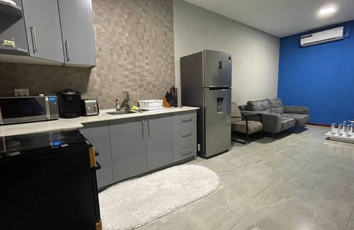 Paramaribo Apartamento | Queen's Two Bedroom apartment with Pool View
