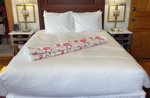 Bayfield Cama Y Desayuno | Queen's View B&B- Maggie's Suite, Lake views, Sauna, Pool, Gardens, Bayfield, WI