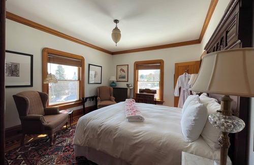 Bayfield Cama Y Desayuno | Queen's View B&B- Maggie's Suite, Lake views, Sauna, Pool, Gardens, Bayfield, WI