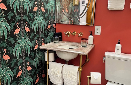 Bayfield Cama Y Desayuno | Queen's View B&B- Maggie's Suite, Lake views, Sauna, Pool, Gardens, Bayfield, WI