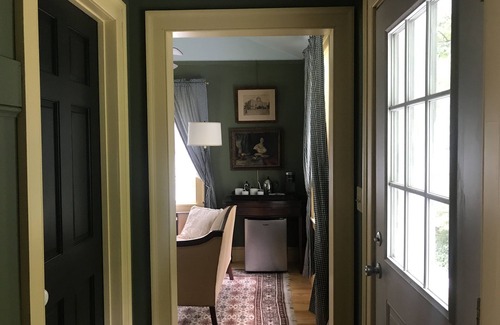 Flat Rock Apartamento | Queen Suite in Historic House, Private Entrance