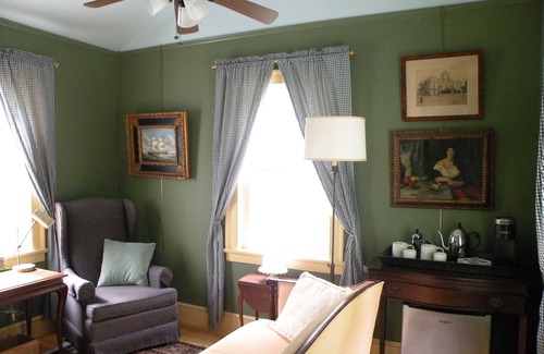 Flat Rock Apartamento | Queen Suite in Historic House, Private Entrance