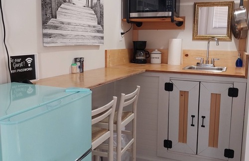 Hubert Cabaña | Queen Suite Minutes to Beach Shopping Nature Trails Boating Historic Sites