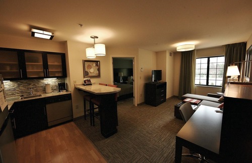 Liverpool Condominio | Queen Suite Near Syracuse University | Free Breakfast + 24H Business Center