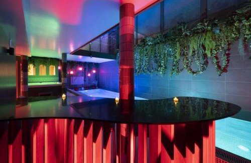 Clichy-Sous-Bois Casa | Queen Suite with Balcony and Private Spa Access 21h30-23h30