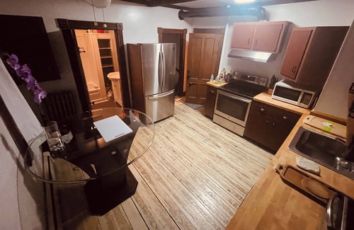 Mystic Apartamento | Queenan, 1-St Floor, 2-bed, Downtown Historic Mystic. Short walk to everything.