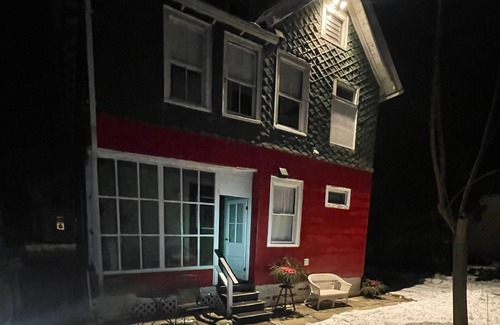 Mystic Apartamento | Queenan, 1-St Floor, 2-bed, Downtown Historic Mystic. Short walk to everything.