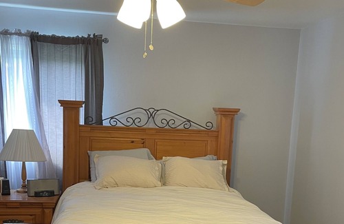 Wanamassa Casa | Queens Castle close to everything, family and furry friend friendly