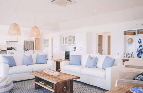 Silver Sands Casa | Queens Cottage 4-Beachfront Villa - Swimming pool, staff, Newly refurbished!