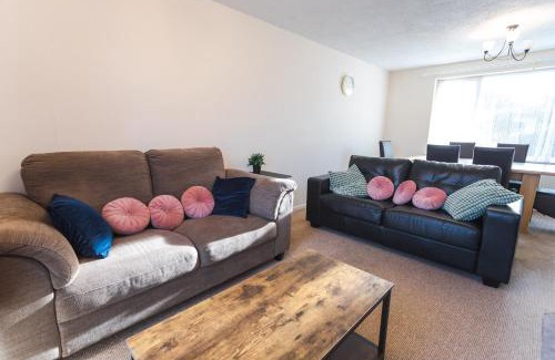 Swindon Casa | Queens Drive - Sleeps 6, 3 Bedrooms, Parking, Contractors Welcome