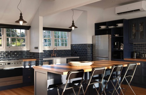 Daylesford Casa | Queensberry Hill View- luxury group retreat with heated pool
