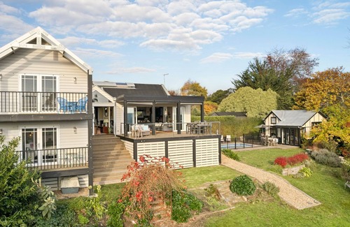 Daylesford Casa | Queensberry Hill View- luxury group retreat with heated pool