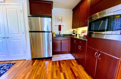 Laurel Park Casa | Quick and Easy Walk Downtown - Tons of Amenities