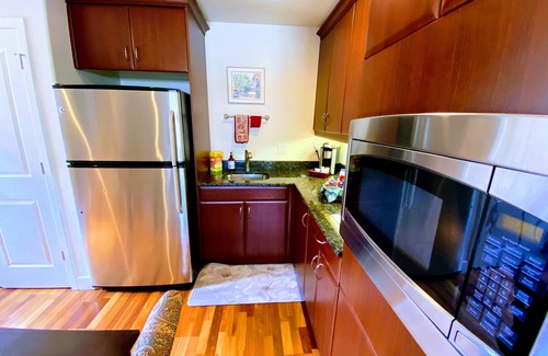 Laurel Park Casa | Quick and Easy Walk Downtown - Tons of Amenities