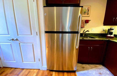 Laurel Park Casa | Quick and Easy Walk Downtown - Tons of Amenities