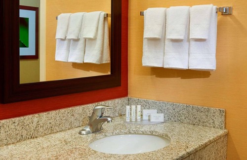 West Dundee Complejo | Quick Drive to Spring Hill Mall, FREE Parking, Enjoy Indoor Swimming Pool!
