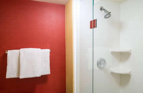 West Dundee Complejo | Quick Drive to Spring Hill Mall, FREE Parking, Enjoy Indoor Swimming Pool!