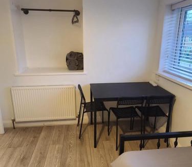 Crawley Casa | QUICK STOP-GATWICK STAY, Triple room